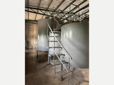 M�q. Herramientas Ferreteria Industrial Escalera y Pasarelas De Hierro  Para 3 Tanques 