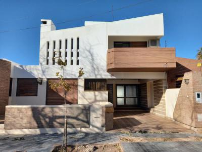 Casas Venta San Juan Casa De Categora En Barrio Residencial. Reta Martilleros.